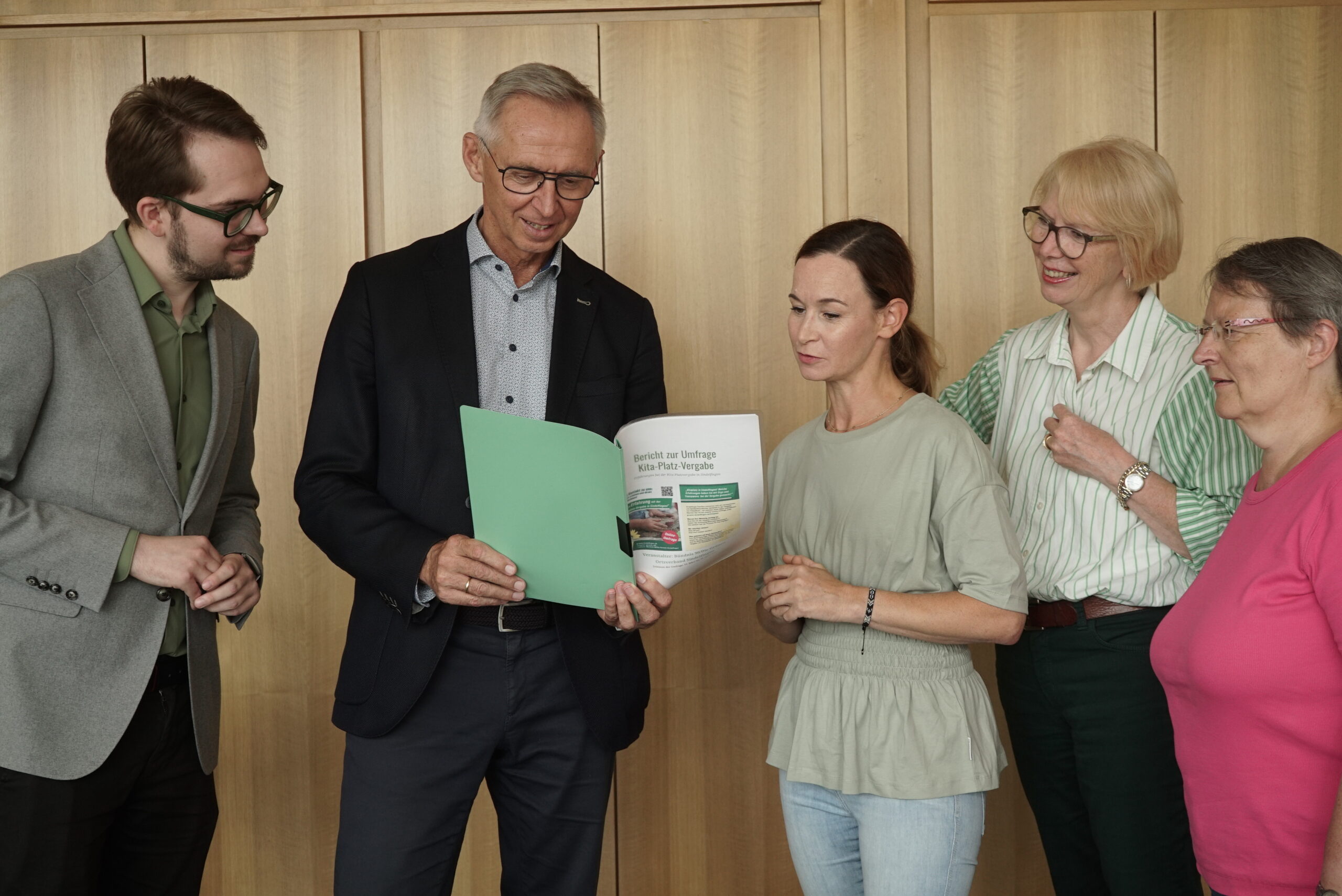 Übergabe zur KiTa-Umfrage der Grünen Sindelfingen